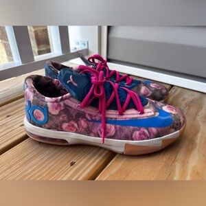 Nike kd | 6 Supreme Aunt Pearl | EUC |
Size 7y